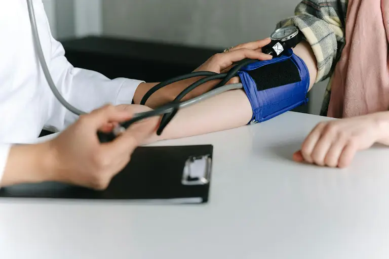 Measuring an individual's blood pressure
